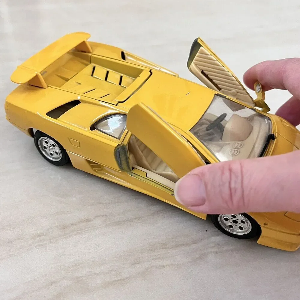 Bburago Lamborghini Diablo 1990 Collection Diecast Model Car 1/24 Yellow Italy